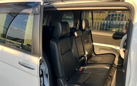 Toyota ISis I, 2013 год, 1 649 000 рублей, 14 фотография