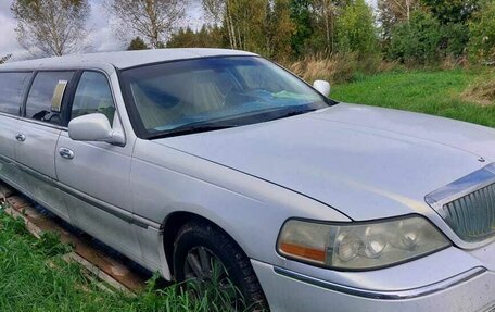 Lincoln Town Car III рестайлинг, 2003 год, 500 000 рублей, 2 фотография