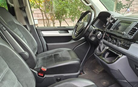 Volkswagen Multivan T6 рестайлинг, 2017 год, 3 200 000 рублей, 5 фотография