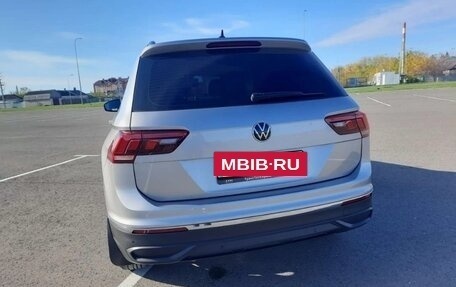 Volkswagen Tiguan II, 2021 год, 3 600 000 рублей, 2 фотография