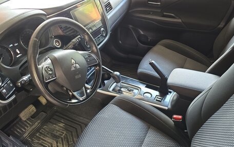 Mitsubishi Outlander III рестайлинг 3, 2018 год, 1 350 000 рублей, 9 фотография