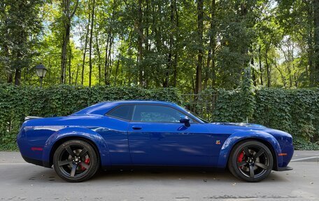 Dodge Challenger III рестайлинг 2, 2022 год, 4 500 000 рублей, 2 фотография