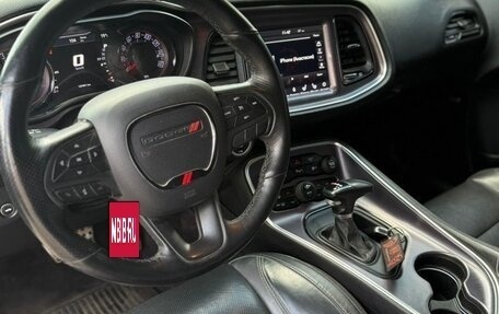 Dodge Challenger III рестайлинг 2, 2017 год, 3 200 000 рублей, 3 фотография