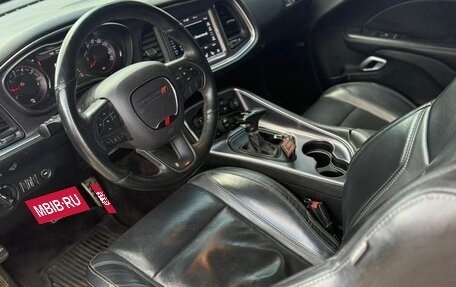Dodge Challenger III рестайлинг 2, 2017 год, 3 200 000 рублей, 8 фотография