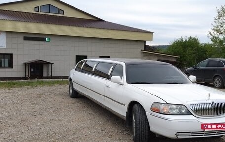 Lincoln Town Car III рестайлинг, 2003 год, 500 000 рублей, 3 фотография
