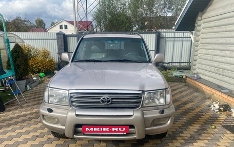 Toyota Land Cruiser 100 рестайлинг 2, 2004 год, 2 370 000 рублей, 2 фотография