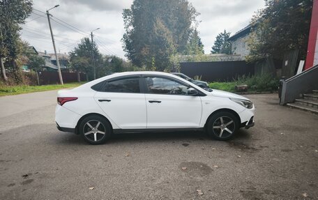 Hyundai Solaris II рестайлинг, 2017 год, 600 000 рублей, 3 фотография