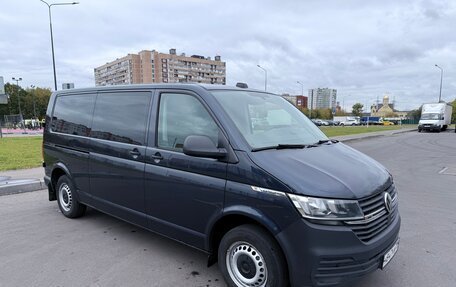 Volkswagen Caravelle T6 рестайлинг, 2021 год, 3 550 000 рублей, 2 фотография