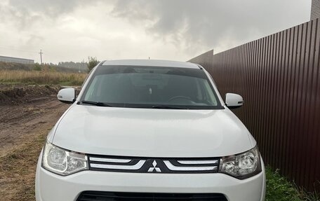 Mitsubishi Outlander III рестайлинг 3, 2012 год, 1 040 000 рублей, 2 фотография