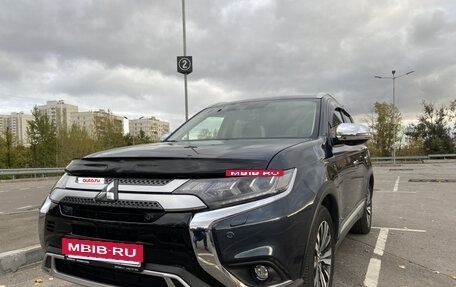 Mitsubishi Outlander III рестайлинг 3, 2021 год, 3 999 999 рублей, 5 фотография
