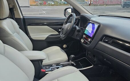 Mitsubishi Outlander III рестайлинг 3, 2020 год, 2 100 000 рублей, 6 фотография