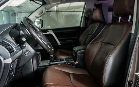 Toyota Land Cruiser Prado 150 рестайлинг 2, 2017 год, 4 300 000 рублей, 6 фотография