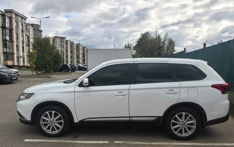 Mitsubishi Outlander III рестайлинг 3, 2015 год, 1 850 000 рублей, 2 фотография
