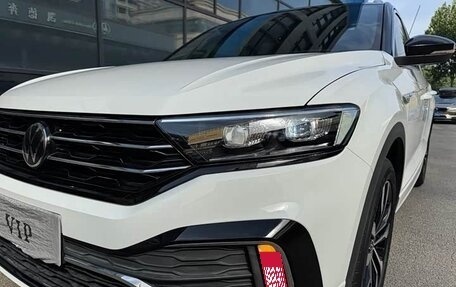 Volkswagen T-Roc I, 2022 год, 2 070 000 рублей, 2 фотография