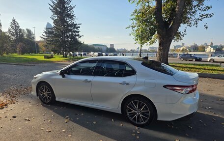 Toyota Camry, 2022 год, 3 800 000 рублей, 5 фотография