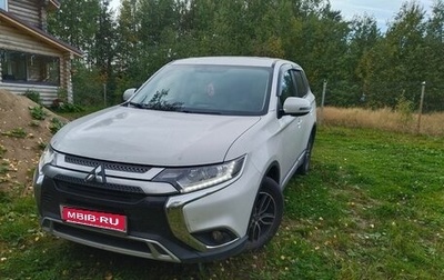 Mitsubishi Outlander III рестайлинг 3, 2019 год, 1 950 000 рублей, 1 фотография