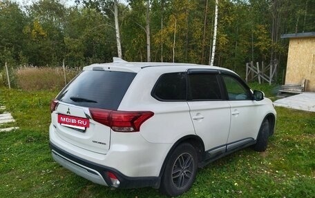 Mitsubishi Outlander III рестайлинг 3, 2019 год, 1 950 000 рублей, 3 фотография