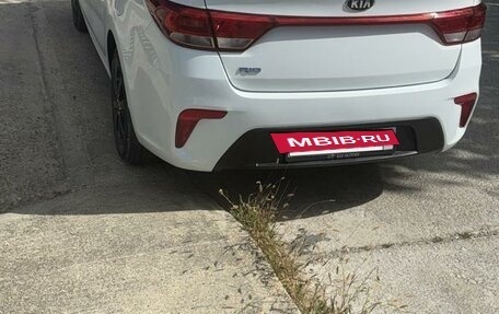 KIA Rio IV, 2018 год, 1 380 000 рублей, 2 фотография