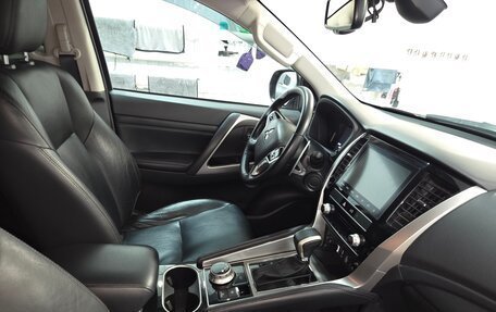 Mitsubishi Pajero Sport III рестайлинг, 2022 год, 4 200 000 рублей, 8 фотография