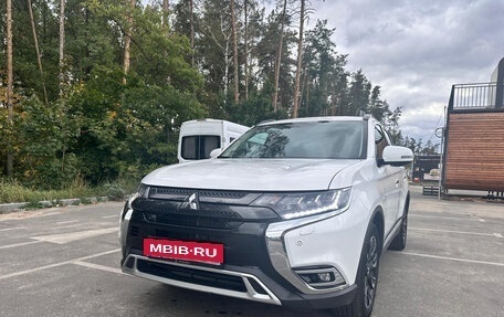 Mitsubishi Outlander III рестайлинг 3, 2022 год, 2 650 000 рублей, 1 фотография
