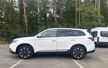 Mitsubishi Outlander III рестайлинг 3, 2022 год, 2 650 000 рублей, 3 фотография