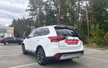Mitsubishi Outlander III рестайлинг 3, 2022 год, 2 650 000 рублей, 2 фотография