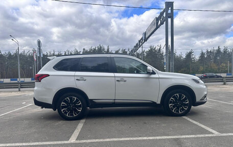 Mitsubishi Outlander III рестайлинг 3, 2022 год, 2 650 000 рублей, 4 фотография