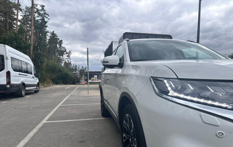 Mitsubishi Outlander III рестайлинг 3, 2022 год, 2 650 000 рублей, 7 фотография