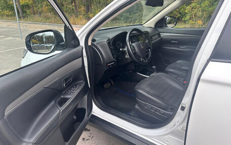 Mitsubishi Outlander III рестайлинг 3, 2022 год, 2 650 000 рублей, 9 фотография