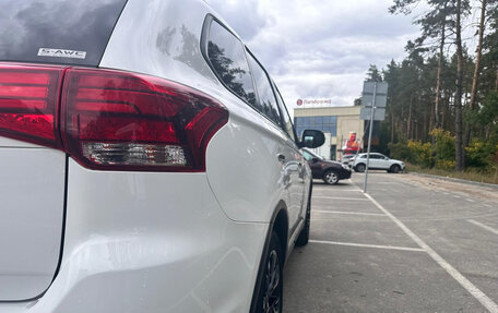 Mitsubishi Outlander III рестайлинг 3, 2022 год, 2 650 000 рублей, 8 фотография