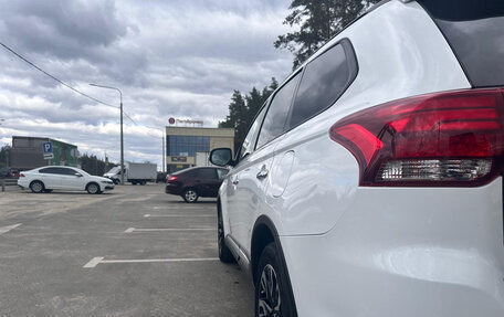Mitsubishi Outlander III рестайлинг 3, 2022 год, 2 650 000 рублей, 6 фотография