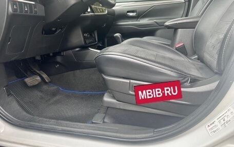 Mitsubishi Outlander III рестайлинг 3, 2022 год, 2 650 000 рублей, 10 фотография