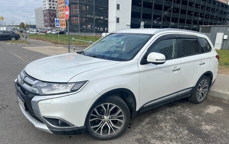 Mitsubishi Outlander III рестайлинг 3, 2018 год, 1 990 000 рублей, 4 фотография