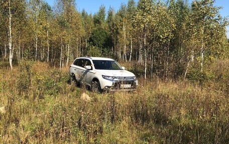 Mitsubishi Outlander III рестайлинг 3, 2018 год, 1 990 000 рублей, 2 фотография