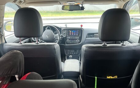 Mitsubishi Outlander III рестайлинг 3, 2018 год, 1 990 000 рублей, 6 фотография