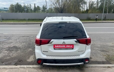 Mitsubishi Outlander III рестайлинг 3, 2018 год, 1 990 000 рублей, 5 фотография