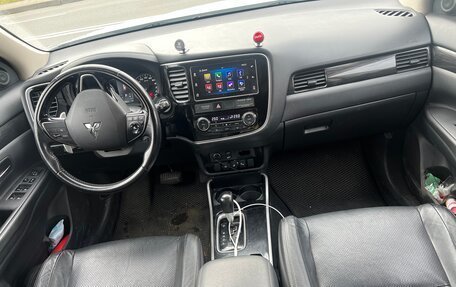 Mitsubishi Outlander III рестайлинг 3, 2018 год, 1 990 000 рублей, 7 фотография