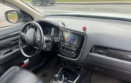 Mitsubishi Outlander III рестайлинг 3, 2018 год, 1 990 000 рублей, 11 фотография