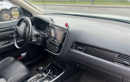 Mitsubishi Outlander III рестайлинг 3, 2018 год, 1 990 000 рублей, 9 фотография