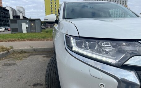 Mitsubishi Outlander III рестайлинг 3, 2018 год, 1 990 000 рублей, 15 фотография