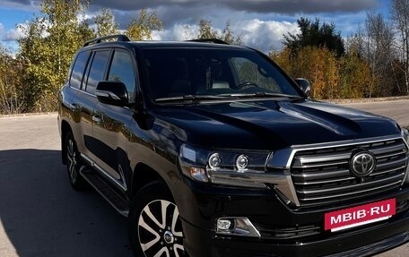 Toyota Land Cruiser 200, 2017 год, 5 900 000 рублей, 2 фотография