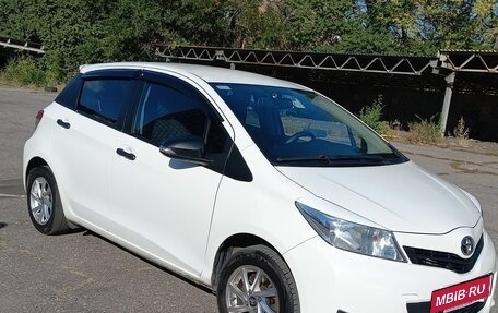 Toyota Yaris III рестайлинг, 2012 год, 800 000 рублей, 3 фотография