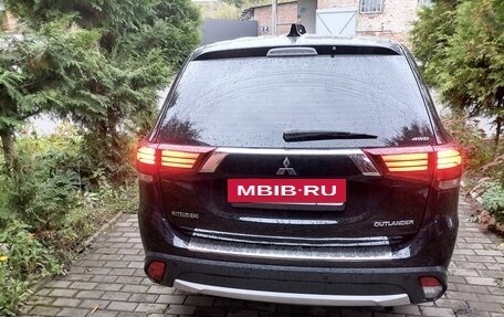 Mitsubishi Outlander III рестайлинг 3, 2018 год, 2 199 000 рублей, 4 фотография