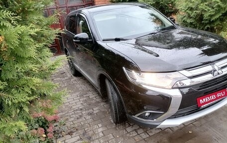 Mitsubishi Outlander III рестайлинг 3, 2018 год, 2 199 000 рублей, 3 фотография