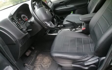 Mitsubishi Outlander III рестайлинг 3, 2018 год, 2 199 000 рублей, 10 фотография