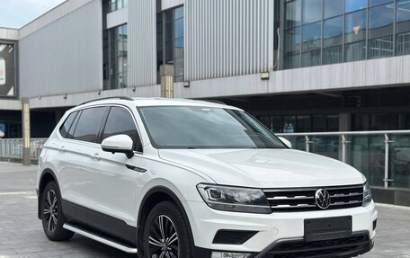 Volkswagen Tiguan II, 2021 год, 2 490 000 рублей, 3 фотография