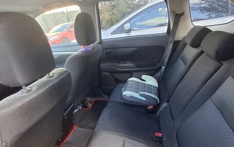 Mitsubishi Outlander III рестайлинг 3, 2014 год, 960 000 рублей, 10 фотография