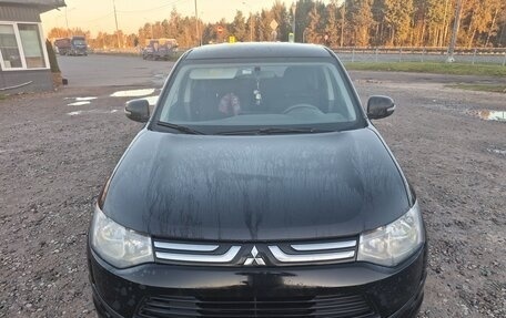 Mitsubishi Outlander III рестайлинг 3, 2014 год, 960 000 рублей, 2 фотография