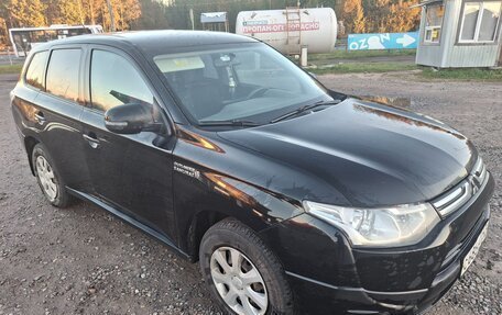 Mitsubishi Outlander III рестайлинг 3, 2014 год, 960 000 рублей, 13 фотография