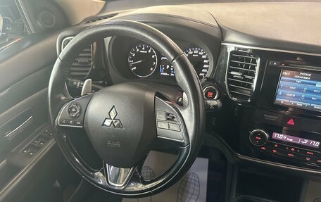 Mitsubishi Outlander III рестайлинг 3, 2016 год, 1 795 000 рублей, 10 фотография